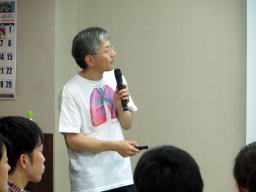福島アドバンスド・コースで講演を行う講師が、参加者に向けて説明している様子。