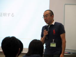 福島県立医科大学の講義で話す講師と受講者たちの様子。