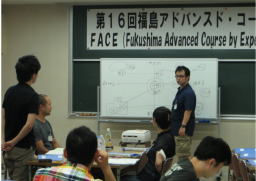 第16回福島アドバンスド・コースの講義中、ホワイトボードを指し示す講師と参加者たちの様子。
