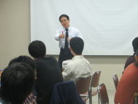 福島県立医科大学の講義中、講師が参加者に向かって話している様子。
