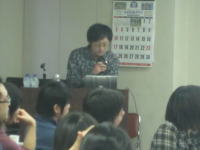 福島県立医科大学での講演中の講師と参加者たちの様子。