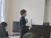 福島県立医科大学での第18回アドバンスド・コースの参加者が講演を行っている様子。