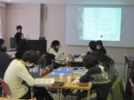 福島県立医科大学での第18回アドバンスド・コースの参加者が講義を受けている様子。