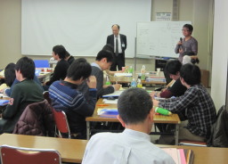 福島県立医科大学での第18回アドバンスド・コースの参加者が講義を受けている様子。