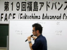 第19回福島アドバンスド・コースの講師がホワイトボードを指し示しながら説明している様子。