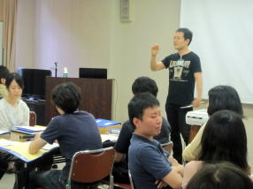 福島県立医科大学の講義中、参加者が意見を交わす様子。講師が前で説明している。