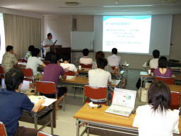 福島県立医科大学での第1回アドバンスド・コースの参加者が講義を受けている様子。