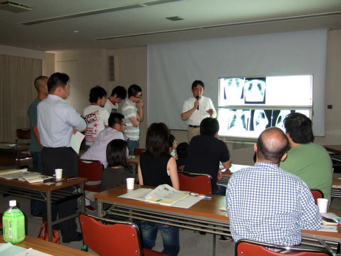 福島県立医科大学での第1回アドバンスド・コースの参加者が講義を受けている様子。