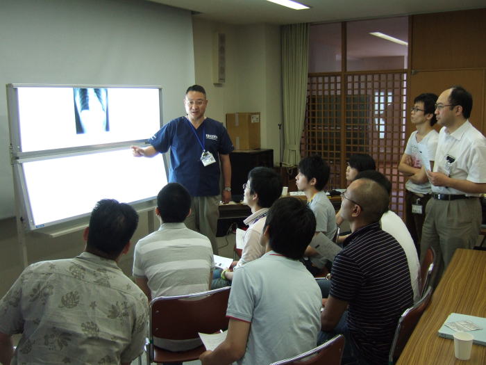 福島県立医科大学の講義で、参加者が医療に関する説明を受けている様子。