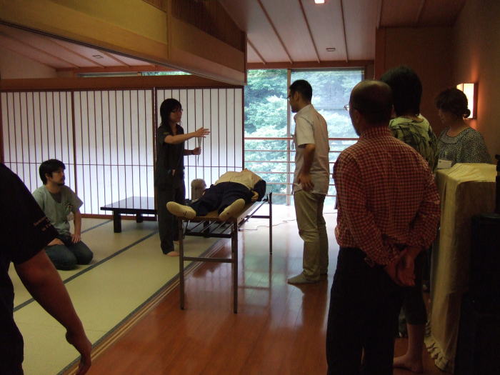 福島県立医科大学のアドバンスド・コースでの実習風景、参加者が指導を受けている様子。