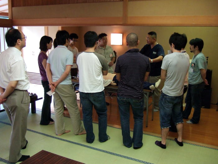 福島県立医科大学の第1回アドバンスド・コースでの参加者たちが講義を受けている様子。