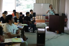 福島県立医科大学の講義中、参加者が講師の話を聞いている様子。