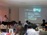 福島県立医科大学での講義中、参加者がプレゼンテーションを聴いている様子。