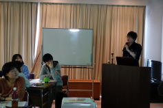 福島県立医科大学での講義中、参加者が真剣に聴講している様子。