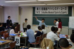 第23回福島アドバンスド・コースの参加者がグループで交流しながら意見を交わしている様子。