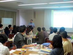 福島県立医科大学の英語授業で講師が説明している様子と参加者たちの真剣な表情。