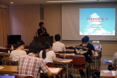 福島県立医科大学での災害医療に関する講義の様子、参加者が真剣に聴講している。