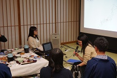 福島アドバンスド・コースの勉強会で、参加者が発表を行っている様子。背景にはプロジェクターと和室の内装が見える。