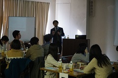福島県立医科大学での講義中、参加者が熱心に聴講している様子。
