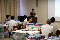 福島県立医科大学のセミナーで講演を行う参加者と聴衆の様子。