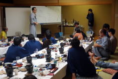 第29回福島アドバンスド・コースの参加者が集まり、講師がホワイトボードを使って説明している様子。参加者は和装で、活発に意見を交わしている。