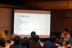 第29回福島アドバンスド・コースの参加者がプレゼンテーションを聴いている様子。