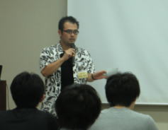福島アドバンスド・コースで講演する男性と参加者たちの様子。
