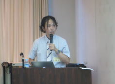 福島アドバンスド・コースで講義を行う講師がマイクを持って話している様子。