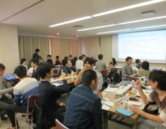 福島アドバンスド・コースの参加者が講義を受けている様子。多くの人が集まり、熱心に学んでいる。