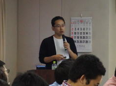 福島アドバンスド・コースで講演を行う参加者がマイクを持って話している様子。