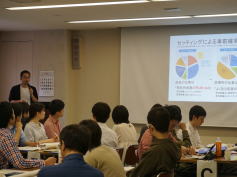 福島県立医科大学での第39回アドバンスド・コースの参加者が講義を受けている様子。