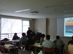 福島県立医科大学での講義中の参加者たちが、講師の話を聞いている様子。