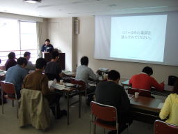 福島県立医科大学での講義中の参加者たちが、心電図について学んでいる様子。