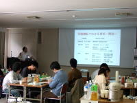福島県立医科大学での講義中の参加者たちが、実習や講義を受けている様子。