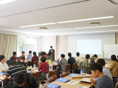 福島県立医科大学での第41回アドバンスド・コースの参加者が講義を受けている様子。