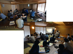 福島県立医科大学の講義室で、参加者が眼底鏡の実習を受けている様子。