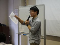 福島県立医科大学の講義で資料を持ちながら話す講師の姿。