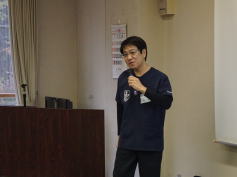 福島県立医科大学の講義で話す講師が、参加者に向けて実践的な内容を説明している様子。