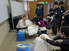 第41回福島アドバンスド・コースで直腸診を学ぶ参加者たちが実習を行っている様子。