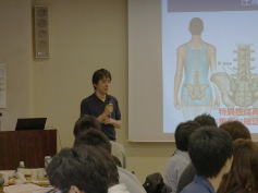 福島アドバンスド・コースで講義を行う講師と参加者たちの様子。