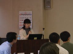 福島県立医科大学の講義で発表する女性と、聴講する参加者たちの様子。