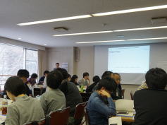 福島県立医科大学での第42回アドバンスド・コースの参加者が講義を受けている様子。