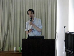 福島アドバンスド・コースで講演を行う参加者がマイクを持って話している様子。