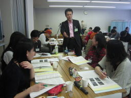 福島県立医科大学のセミナーで、参加者が議論しながら学んでいる様子。講師が説明を行っている。