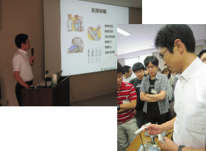 福島県立医科大学での講義中、参加者が熱心に聞き入る様子と資料を示す講師。