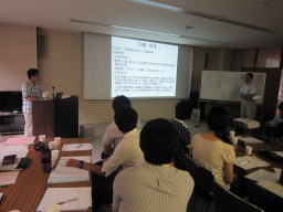 福島県立医科大学での感染症勉強会の様子。参加者が講義を聴き、ディスカッションを行っている。