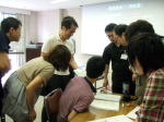 第1回診断推論セミナーで参加者がグループで話し合いをしている様子。