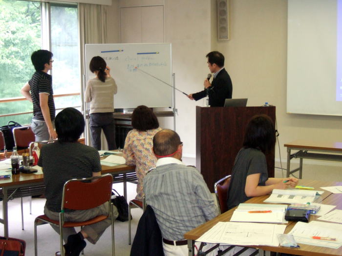第1回診断推論セミナーで参加者がホワイトボードに向かって意見を述べている様子。