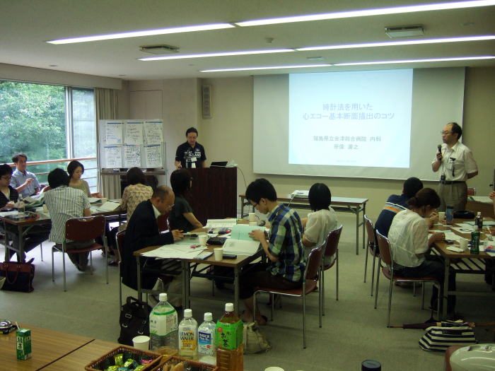 第1回診断推論セミナーで参加者が講義を受けている様子。講師がプレゼンテーションを行い、参加者はメモを取っている。