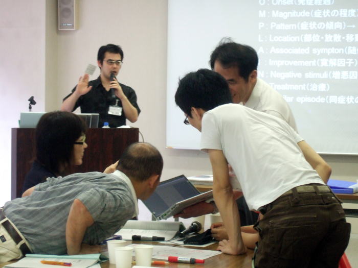 第1回診断推論セミナーで参加者が意見を交わし、講師が説明を行っている様子。